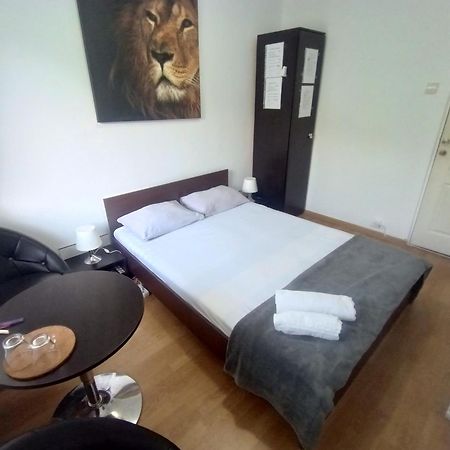 Hostel Florentin Camere Bai Comune Acces Bucatarie Cheap Rooms Smart Tv Netflix Constanta Kitchen And Laundry Machine Acces Fast Wifi Bagian luar foto