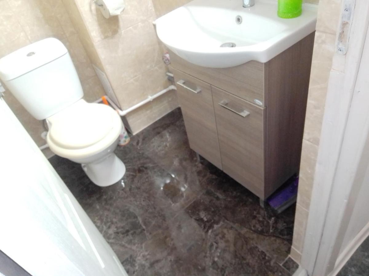 Hostel Florentin Camere Bai Comune Acces Bucatarie Cheap Rooms Smart Tv Netflix Constanta Kitchen And Laundry Machine Acces Fast Wifi Ruang foto