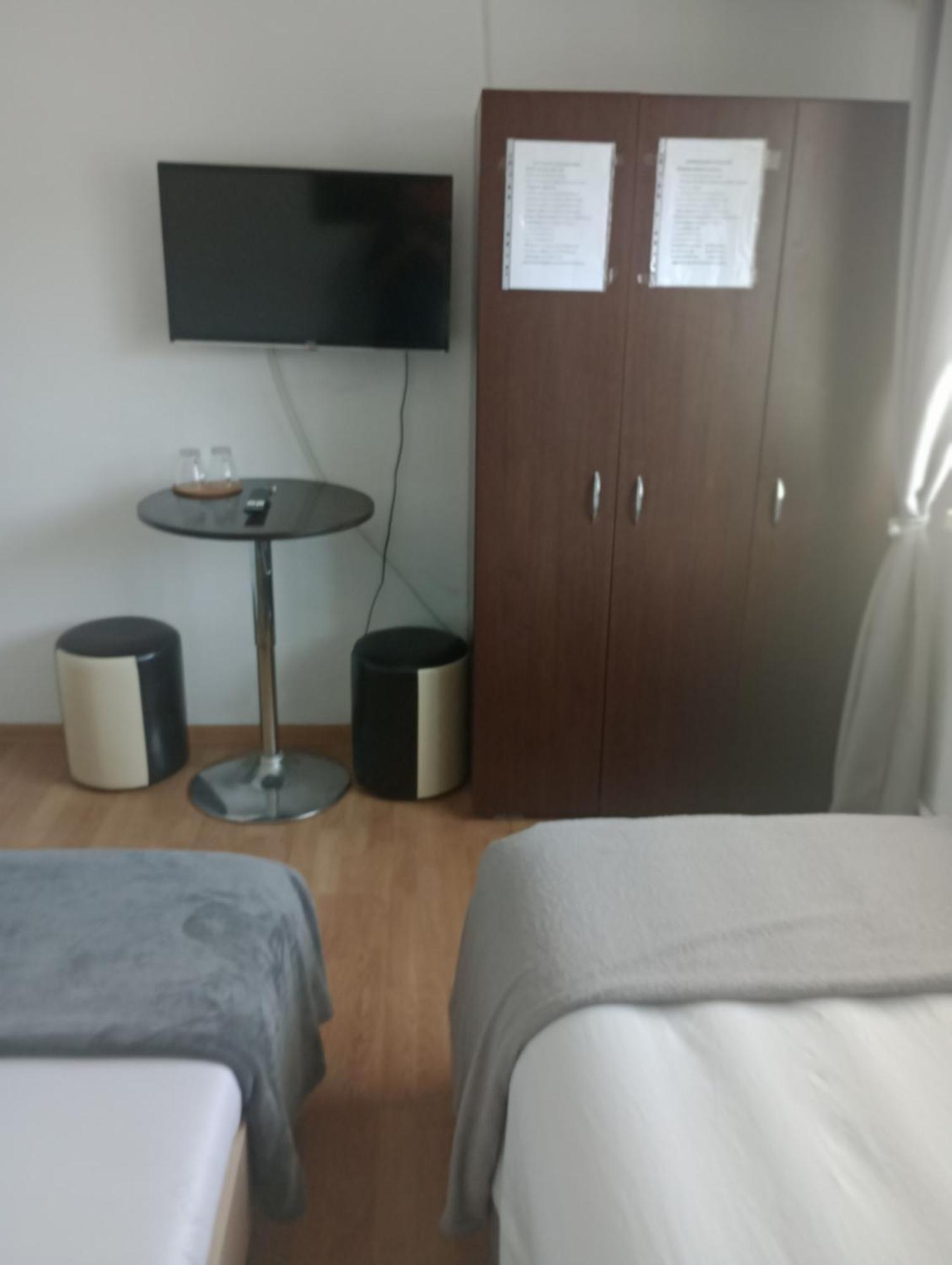 Hostel Florentin Camere Bai Comune Acces Bucatarie Cheap Rooms Smart Tv Netflix Constanta Kitchen And Laundry Machine Acces Fast Wifi Ruang foto