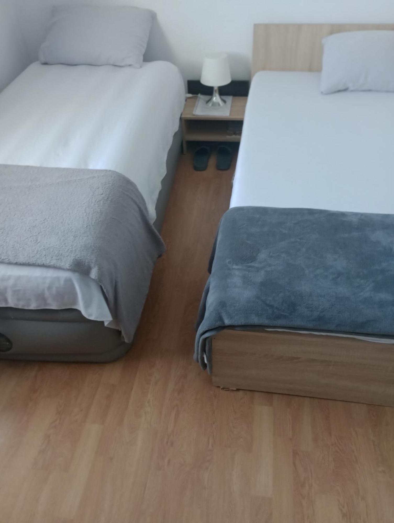 Hostel Florentin Camere Bai Comune Acces Bucatarie Cheap Rooms Smart Tv Netflix Constanta Kitchen And Laundry Machine Acces Fast Wifi Ruang foto