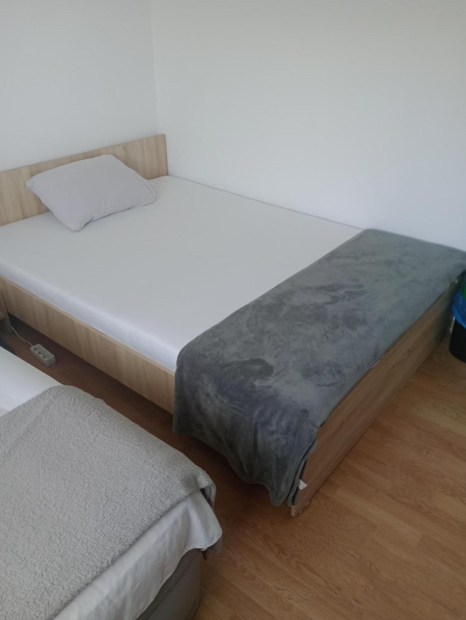 Hostel Florentin Camere Bai Comune Acces Bucatarie Cheap Rooms Smart Tv Netflix Constanta Kitchen And Laundry Machine Acces Fast Wifi Ruang foto
